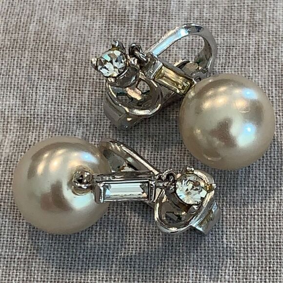 Trifari Jewelry - Trifari vintage faux pearl drop clip earrings